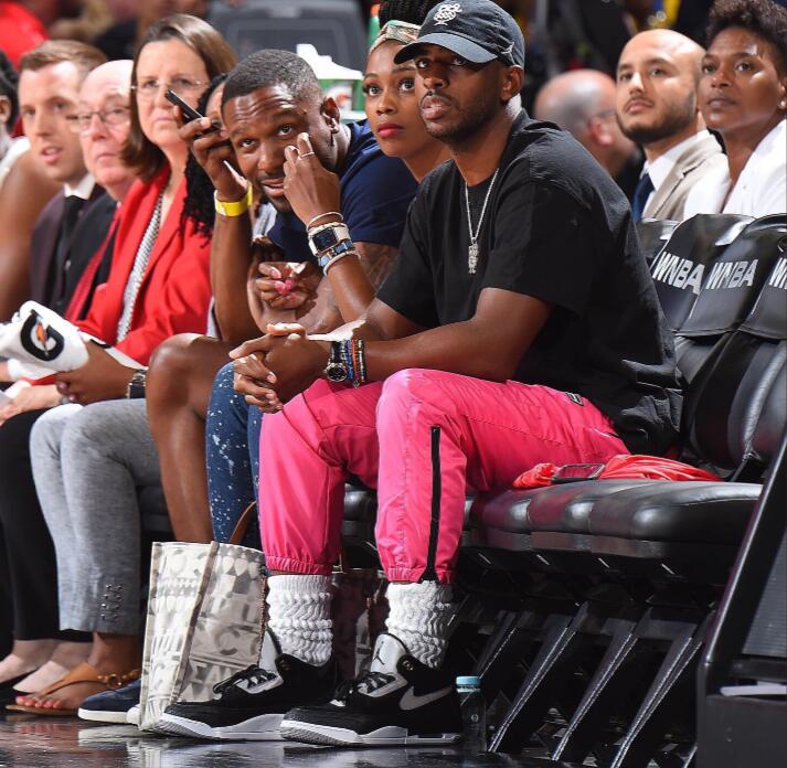 科比保罗现身WNBA全明星现场！科比还带着二女儿