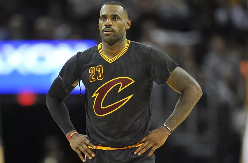 再次告别23号！詹姆斯改穿湖人6号！