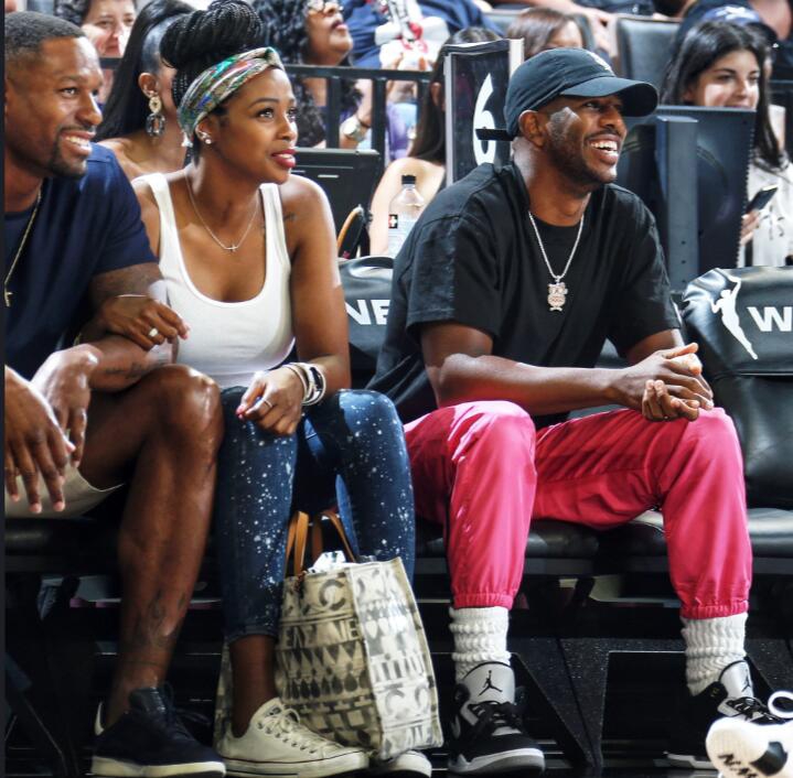 科比保罗现身WNBA全明星现场！科比还带着二女儿