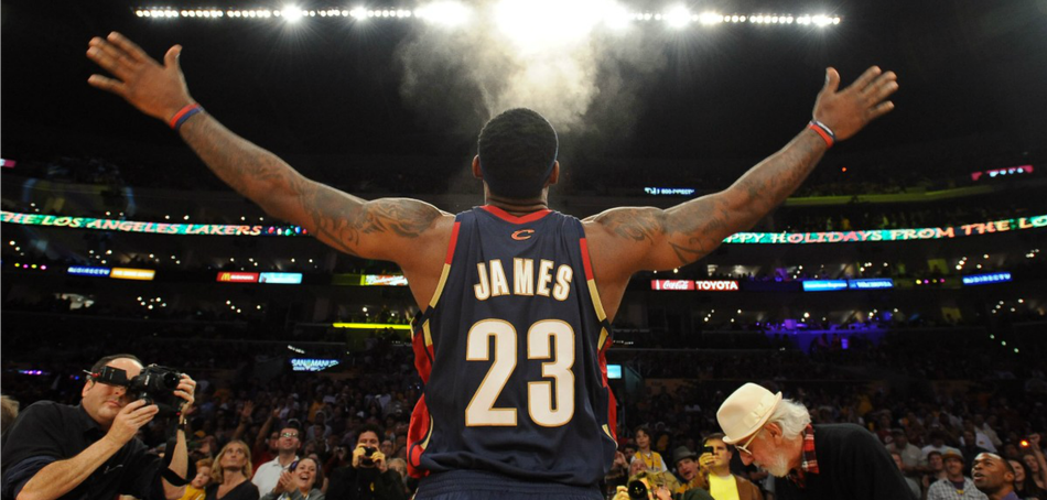 詹姆斯宣布经典洒镁粉下赛季回归！这几个当年的慢动作看湿了