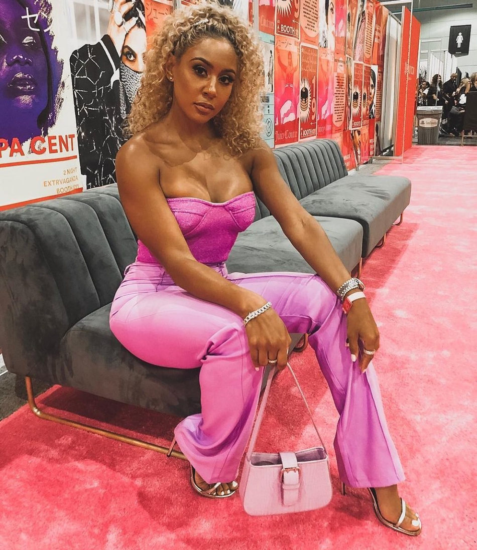 营养跟不上？杜兰特去旅游带美女营养师同行 这身材是哈登的最爱