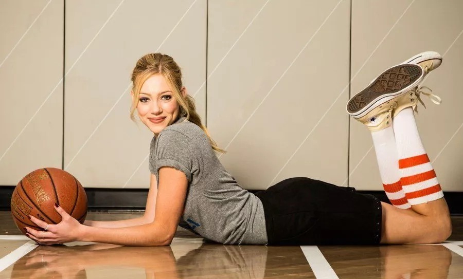 178嫩模身材+性感大长腿！NBA最美名宿之女 这梨涡看醉了