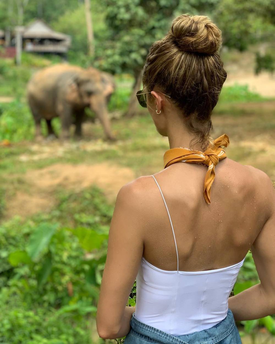 勒夫带嫩模女友度假！1米8大长腿配上超甜颜值 太让人羡慕了吧