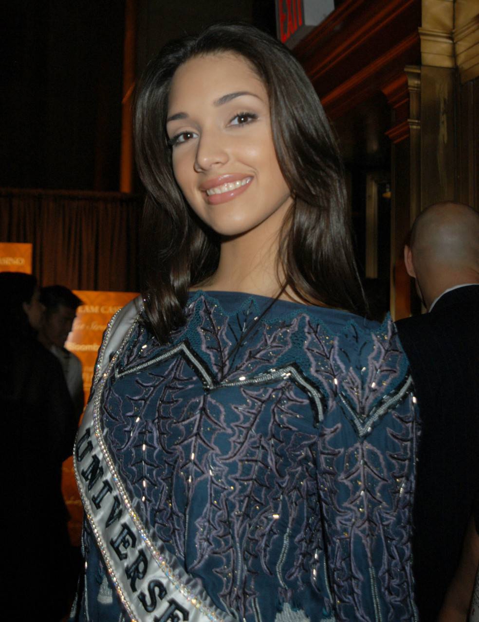 NBA最美人妻！她曾是世界环球小姐 颜值爆表身材火辣美的令人窒息