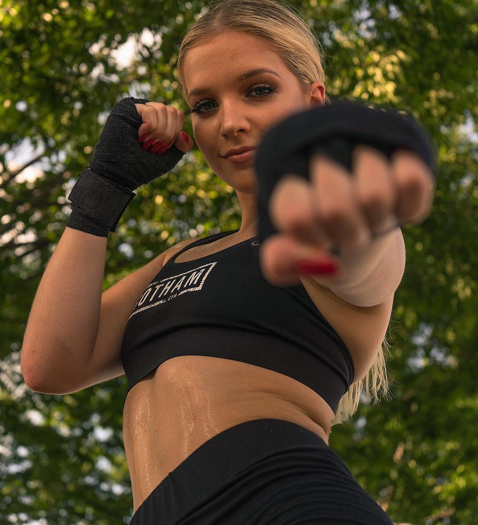 23岁超甜啦啦队小姐姐!爱好健身的拳击教练