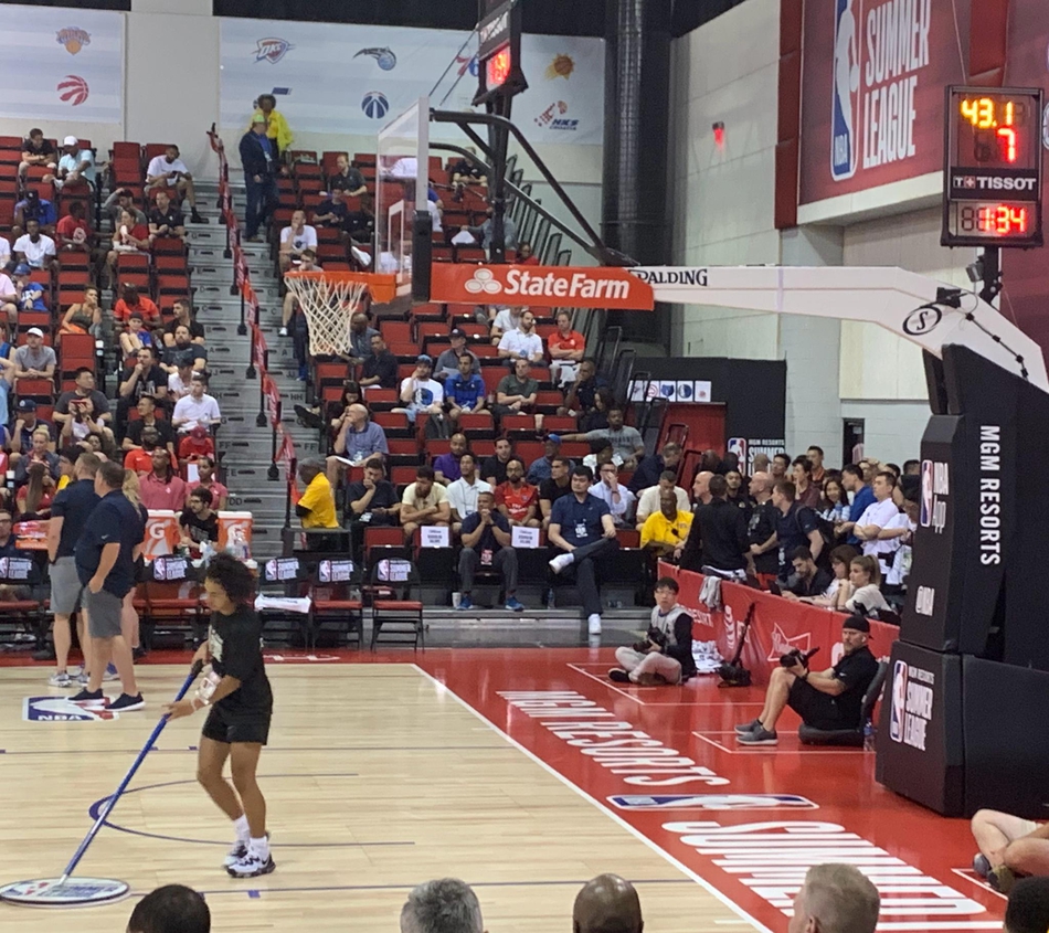 姚明再度现身NBA夏季联赛！看完老东家再督战中国队！