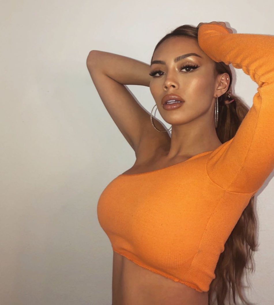 两大球星为她争风吃醋大打出手！这位22岁美女嫩模什么来头？