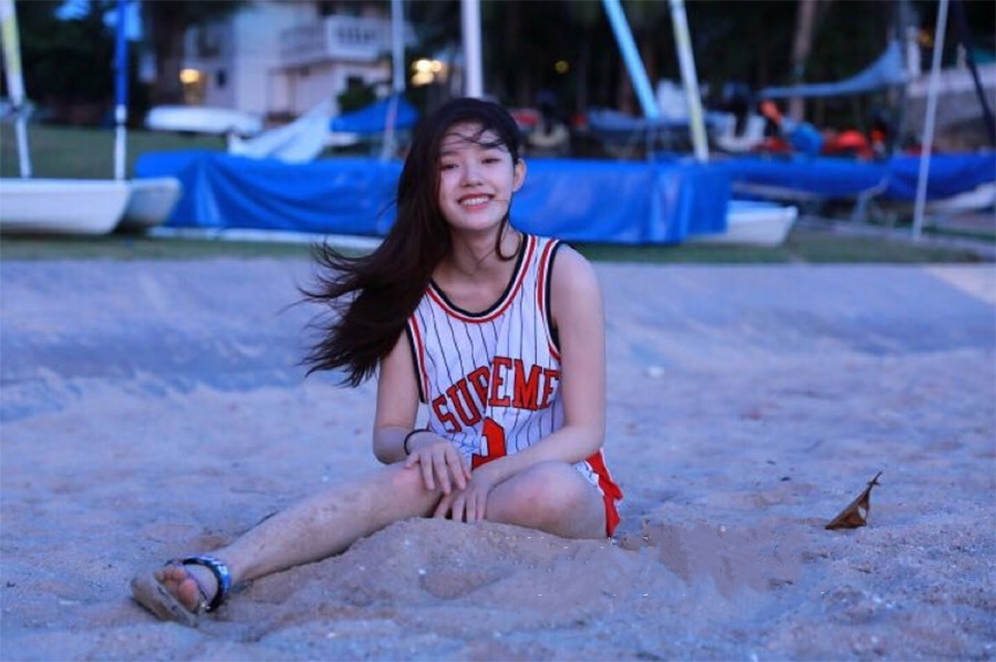 林允身穿NBA超巨球衣卖萌 她最爱的不是库里詹姆斯