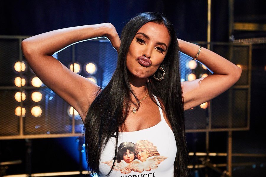 西蒙斯新女友曝光！25岁英国超红女主播！身材爆表完胜詹娜