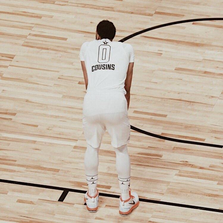 浓眉在全明星身穿考辛斯0号球衣