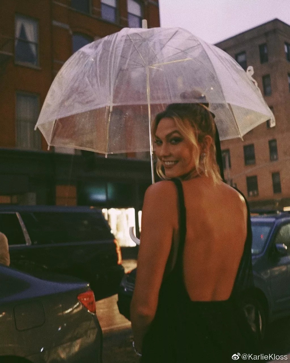 世界杯上惊艳全世界的女球迷找到了！竟是维密超模 跟浓眉有关系