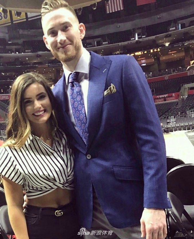 4投1中！海沃德妻子宣布将迎来第4个孩子 颜值超高的一家人