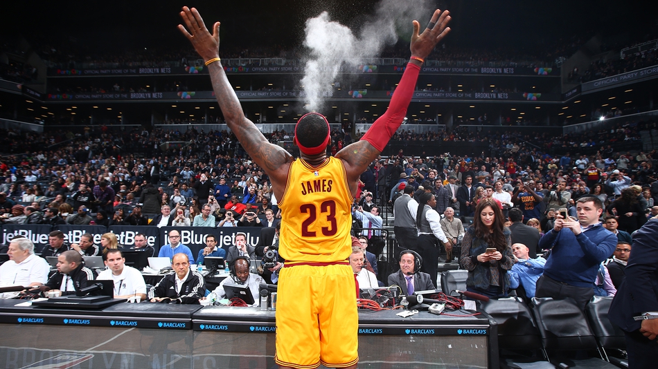 詹姆斯宣布经典洒镁粉下赛季回归！这几个当年的慢动作看湿了