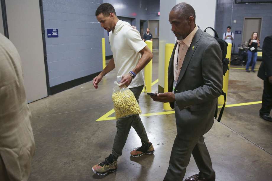 爆米花骨灰粉！库里真是不放过任何一个吃爆米花的机会啊