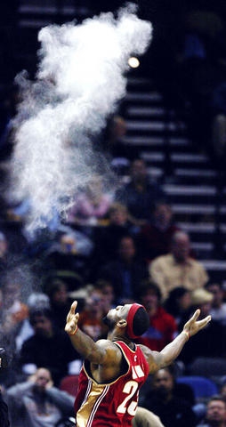 詹姆斯宣布经典洒镁粉下赛季回归！这几个当年的慢动作看湿了