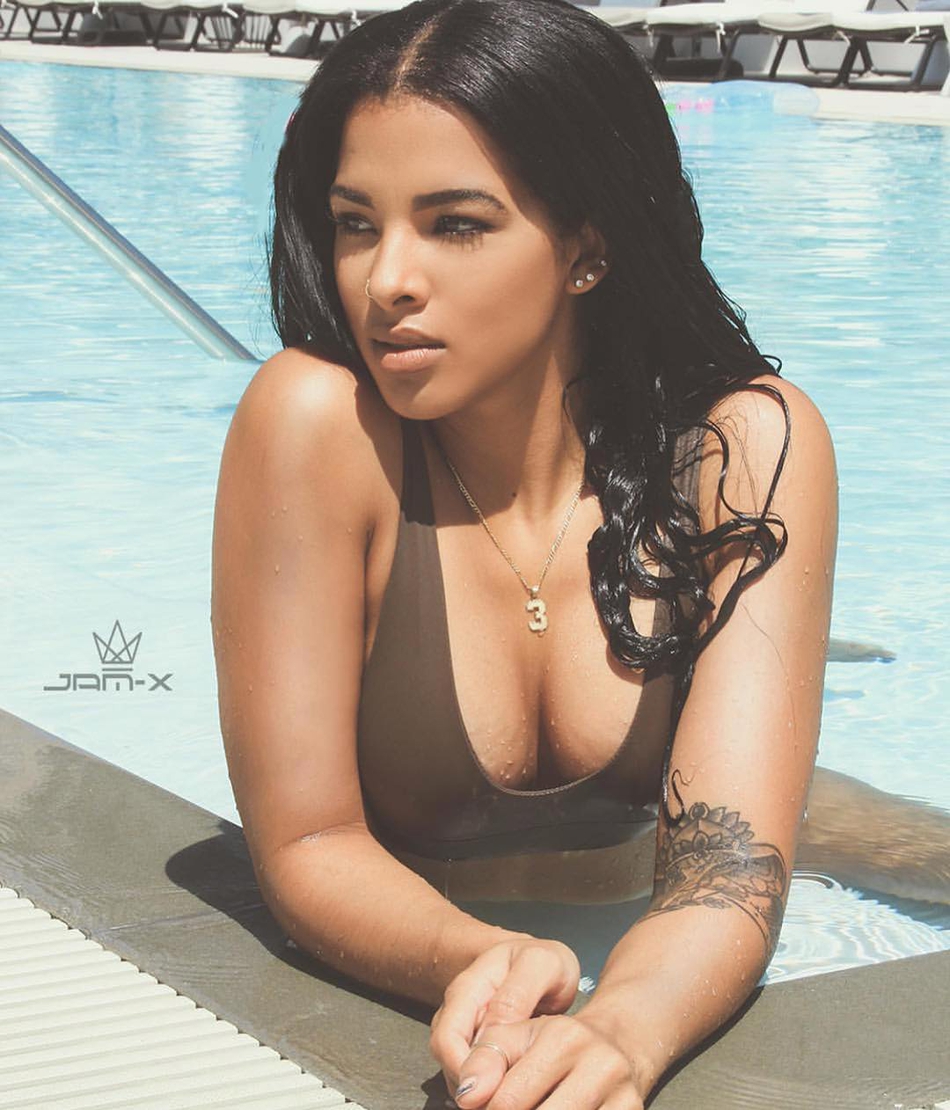 新鲜狗粮！比尔与女友大秀恩爱 这身材馋哭哈登