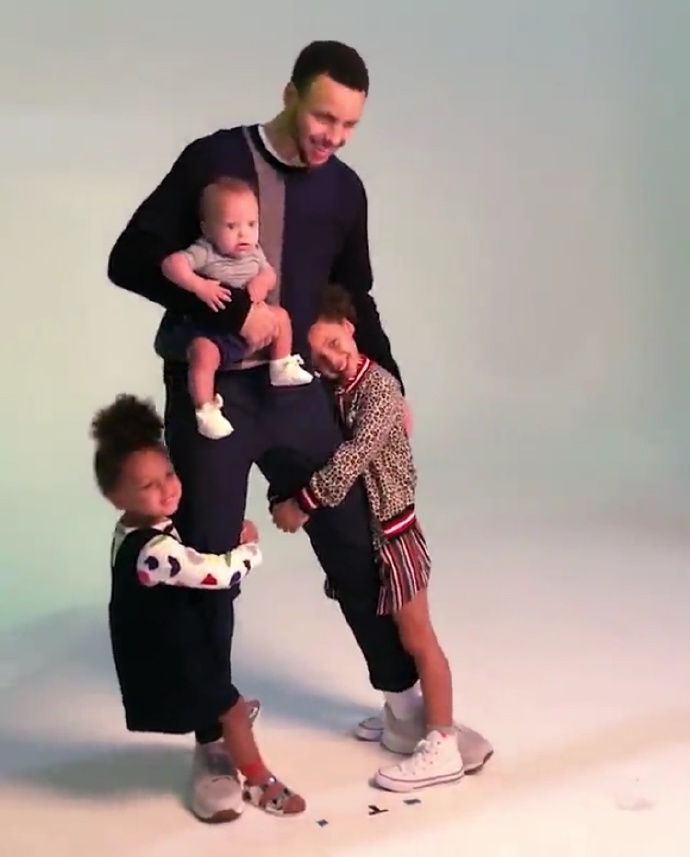 库里一家拍摄杂志封面 五口之家也太幸福了吧