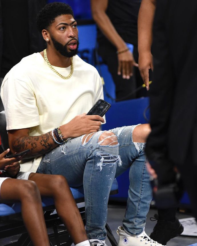 浓眉韦德同场观战WNBA！除了詹姆斯现任和前任 两人还有这关系