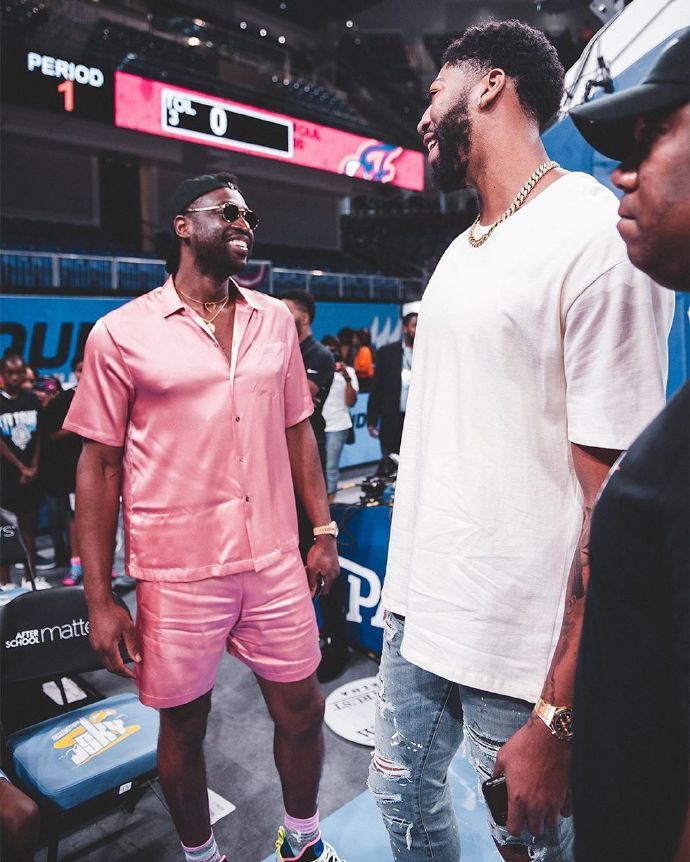 浓眉韦德同场观战WNBA！除了詹姆斯现任和前任 两人还有这关系