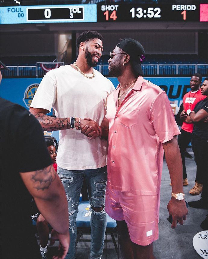 浓眉韦德同场观战WNBA！除了詹姆斯现任和前任 两人还有这关系