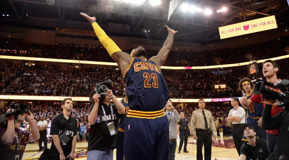 詹姆斯宣布经典洒镁粉下赛季回归！这几个当年的慢动作看湿了