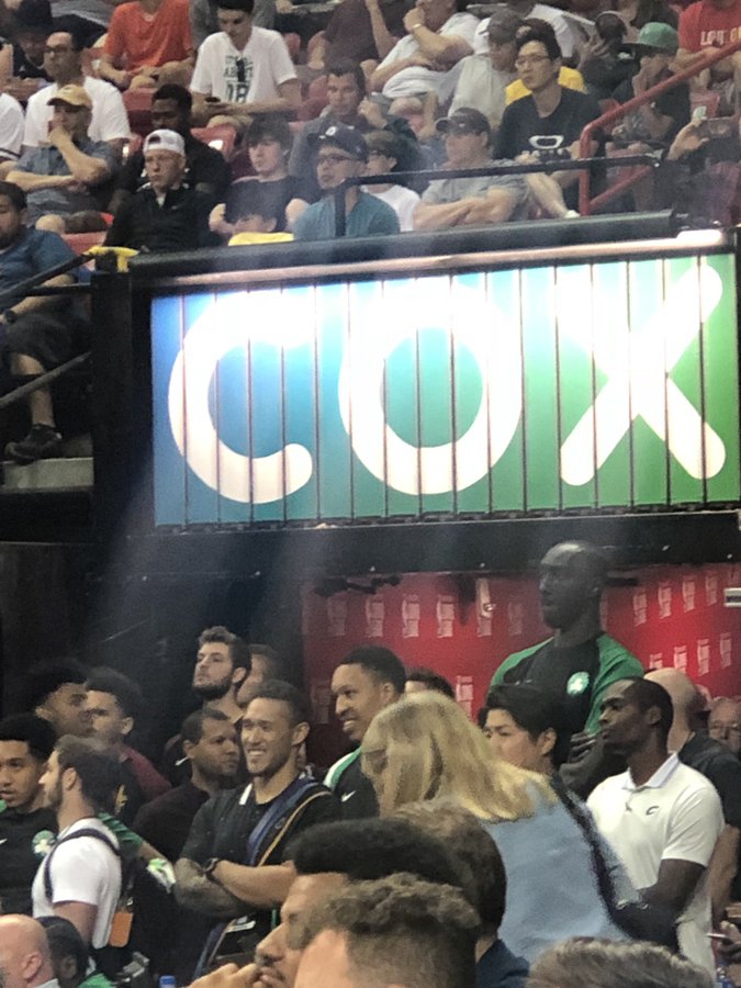 2米31黑版姚明闪耀夏联赛场！“踮脚扣”征服球迷！太BUG了