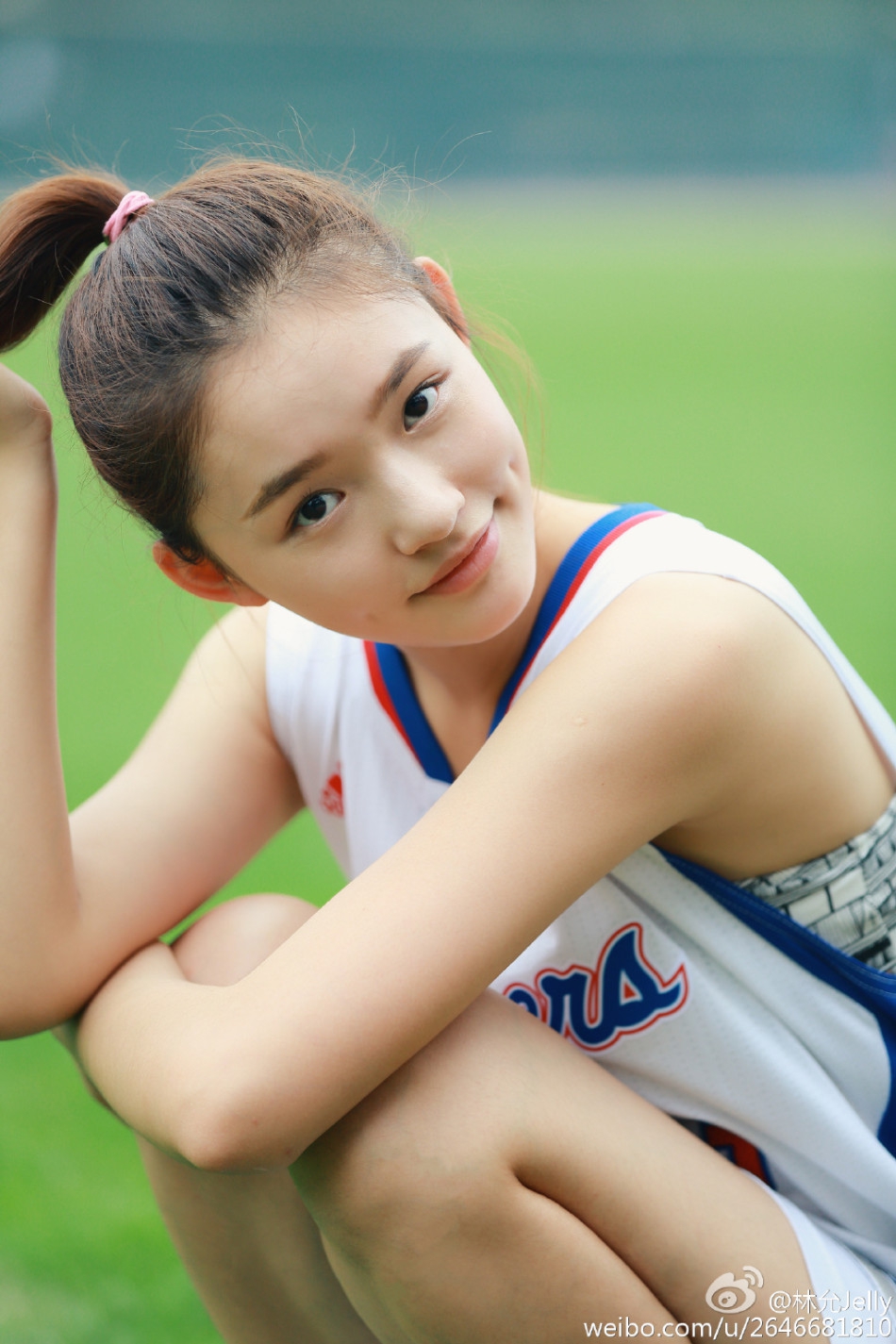 林允身穿NBA超巨球衣卖萌 她最爱的不是库里詹姆斯