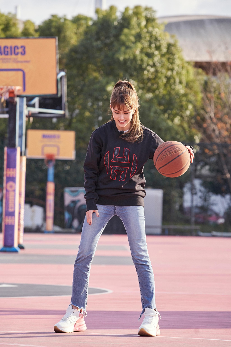 昆凌最新打球照片曝光！这身打扮也太帅了吧！