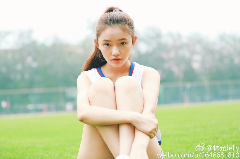 林允身穿NBA超巨球衣卖萌 她最爱的不是库里詹姆斯