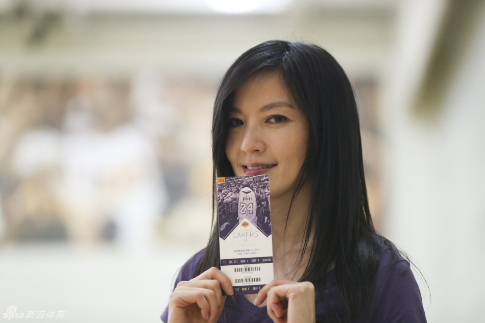 著名湖蜜女神晒当年与拉塞尔合影！魔术师出来挨打