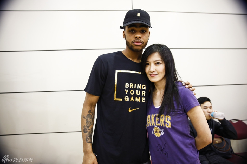 著名湖蜜女神晒当年与拉塞尔合影！魔术师出来挨打