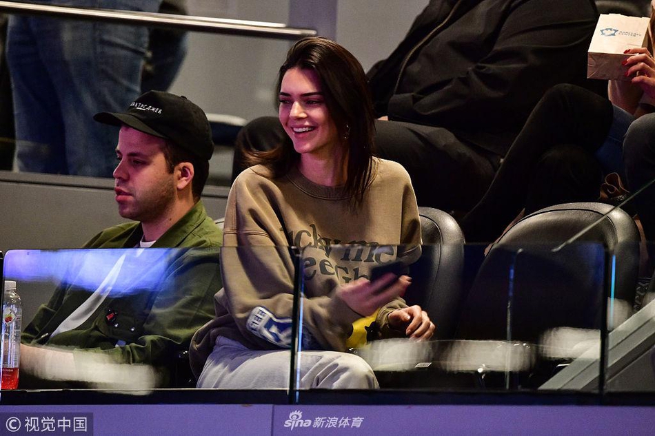 渣男本渣？西蒙斯竟背叛詹娜 这么有钱有颜爱看球的女神上哪找