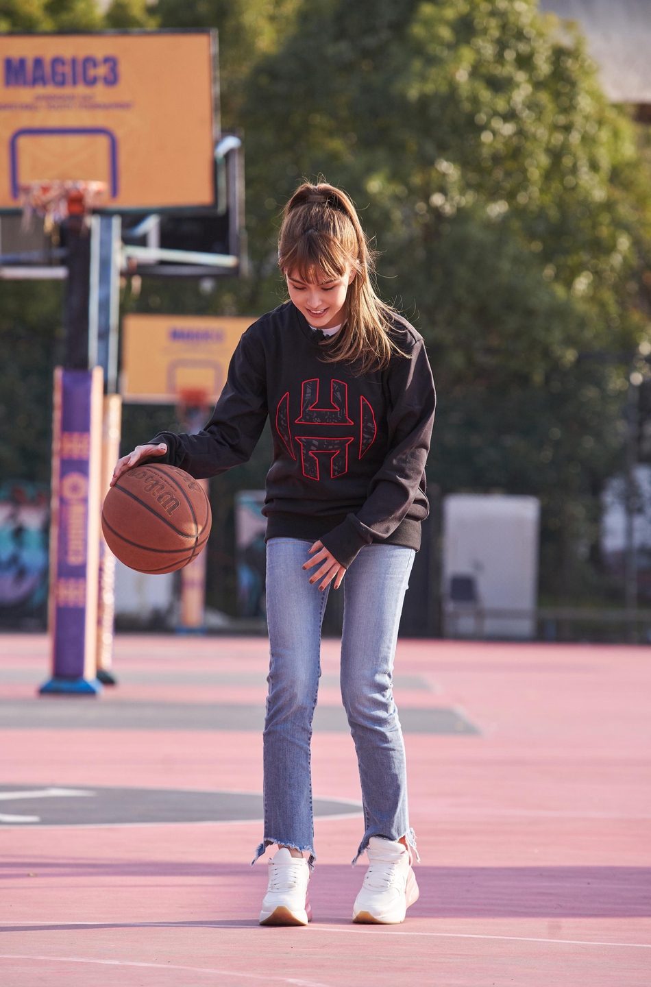 昆凌最新打球照片曝光！这身打扮也太帅了吧！