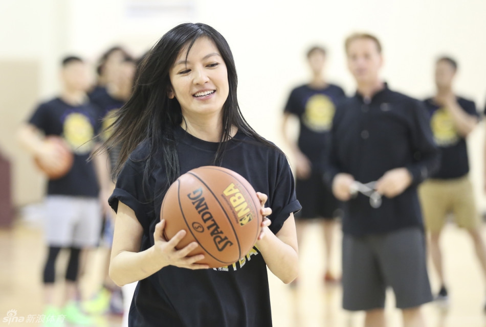 著名湖蜜女神晒当年与拉塞尔合影！魔术师出来挨打
