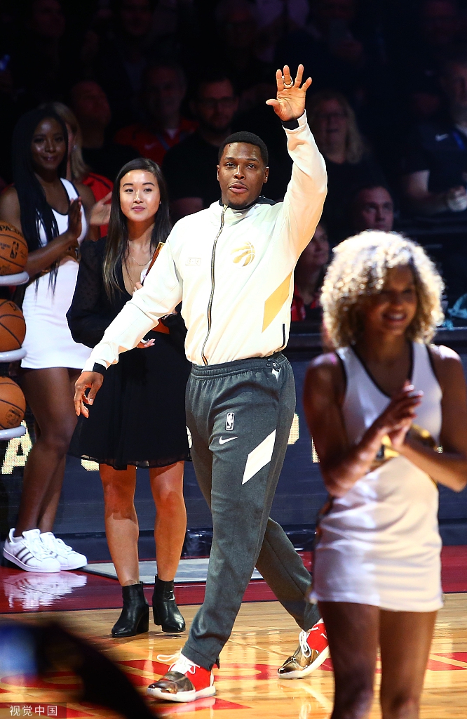 猛龙领取总冠军戒指升冠军旗！现场的每位球迷也人手一个冠军戒指