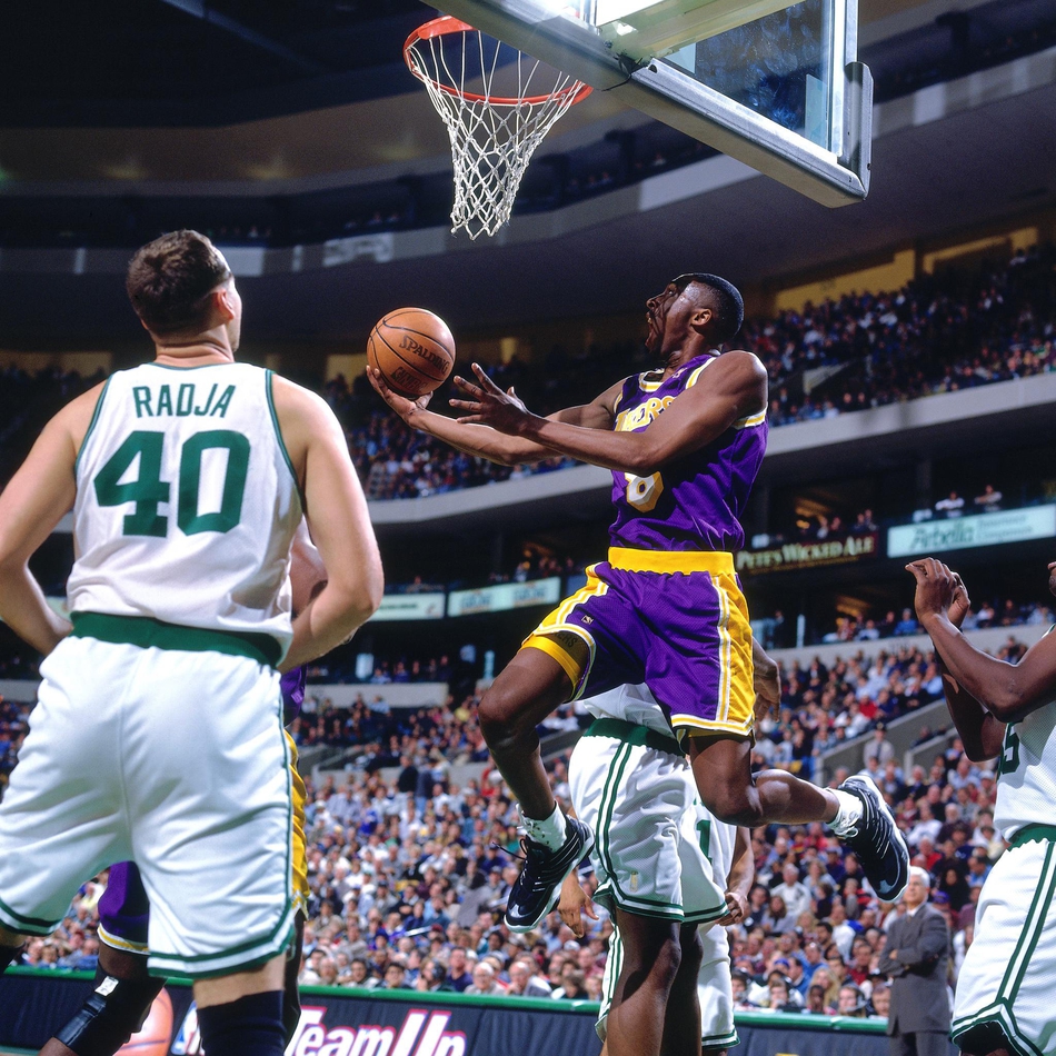 24张老照片回顾科比的新秀赛季：18岁的他，实力还配不上好胜心