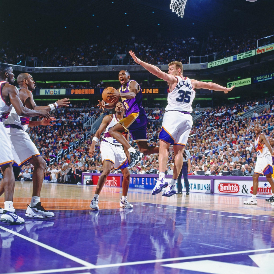 24张老照片回顾科比的新秀赛季：18岁的他，实力还配不上好胜心