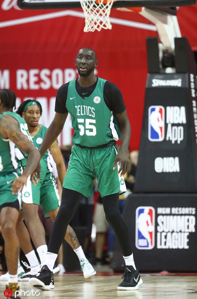 2米31黑版姚明闪耀夏联赛场！“踮脚扣”征服球迷！太BUG了