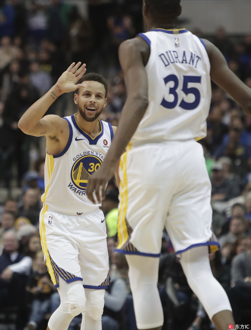 库里和杜兰特庆祝