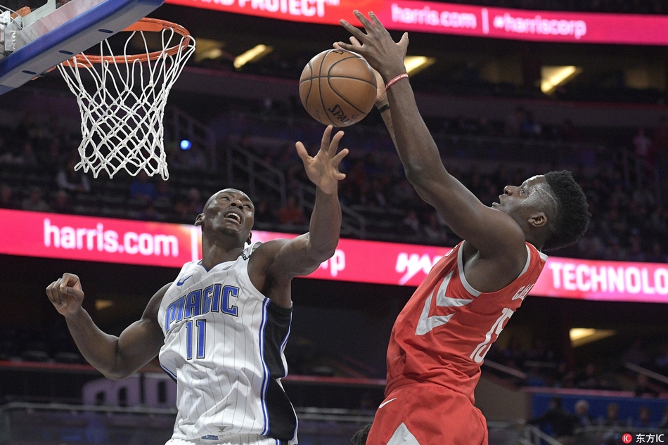 比永博与卡佩拉争抢篮板