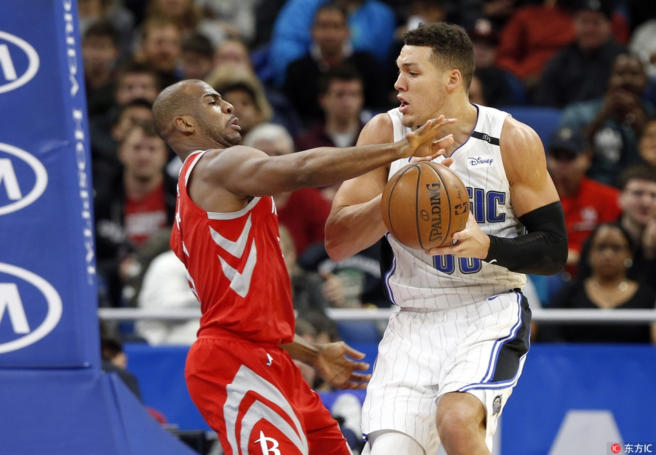 保罗与戈登争抢球权