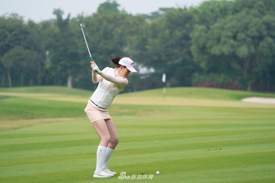 美女球员张婕娜琳备战中国公开赛