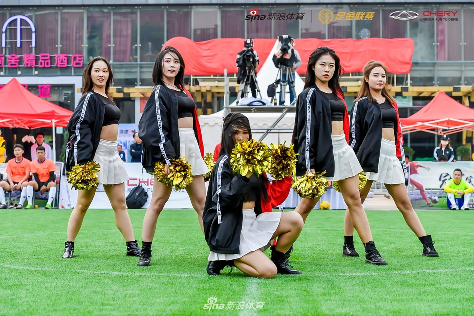 粉红诱惑!足球宝贝舞动足金西安站