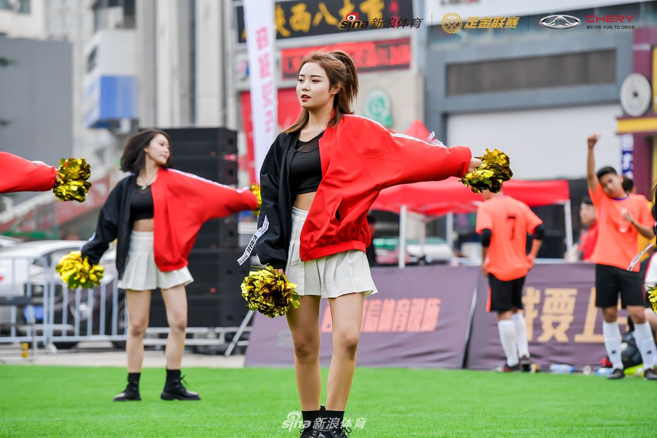 粉红诱惑!足球宝贝舞动足金西安站