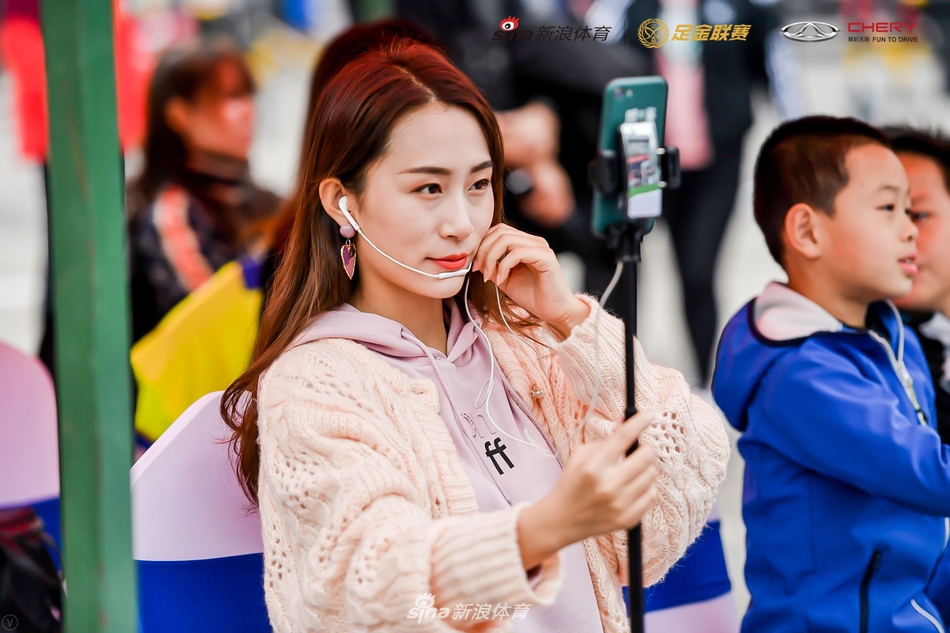 养眼!美女网红合影艾瑞泽GX冠军版