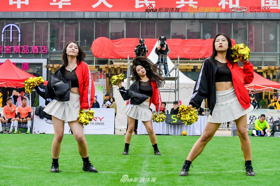 粉红诱惑!足球宝贝舞动足金西安站