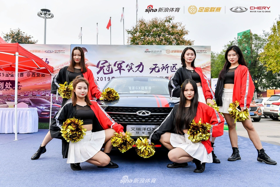 粉红诱惑!足球宝贝舞动足金西安站