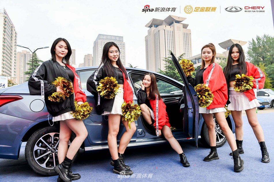 粉红诱惑!足球宝贝舞动足金西安站