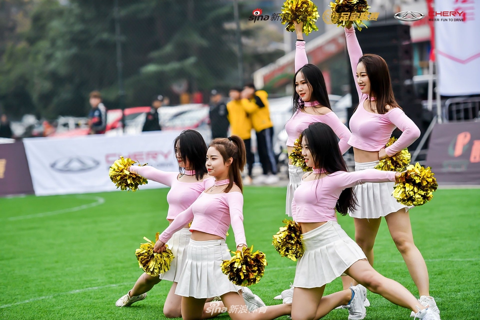 粉红诱惑!足球宝贝舞动足金西安站