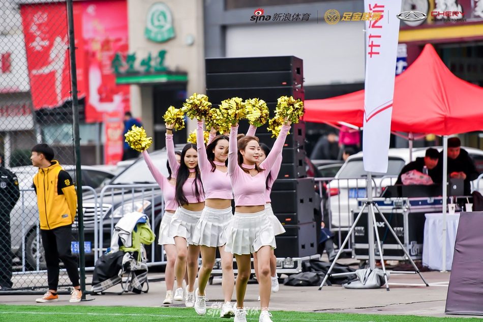 粉红诱惑!足球宝贝舞动足金西安站